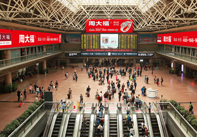 北京西站进站大厅二层三面翻广告实景图