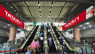 北京西站南进站大厅扶梯两侧灯箱广告实景图