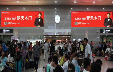 北京西站第六候车室灯箱广告实景图
