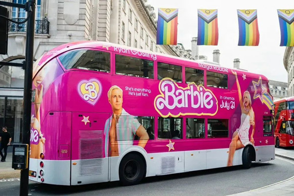 芭比公交车广告